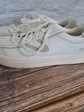 Tretorn serve sneakers in white and silver gold women's  lace-up shoes size 6